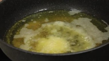 Kızarmış soğan halkaları. Birisi soğan halkaları pişiriyor.