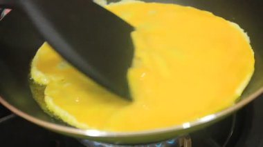 Spatula 'lı omlet ya da omlet kızartma tavası.