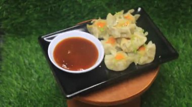 Dimsum tabakları ve lezzetli soslar.