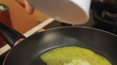 Kızarmış tavada erimiş tereyağına doğranmış soğan ya da sarımsak eklemek