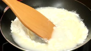 Bir adam suyla unu karıştırır.