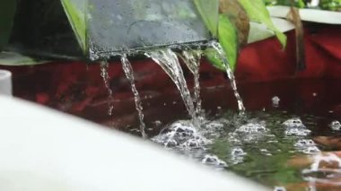 Su gölette akıyor.