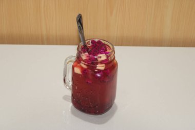 Mason Kavanozunda Tropikal Meyvelerle Canlı Ejderha Meyvesi