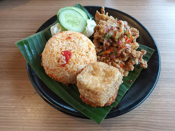 Nasi Goreng yanında Çıtır Tavuk, Kızarmış Tofu ve Sambal Matah.