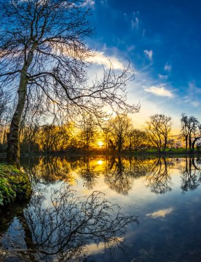 parkta gölde gün batımı