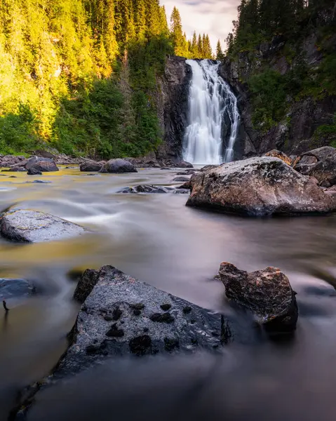 Storfossen Şelalesi, Hommelvik, Norveç