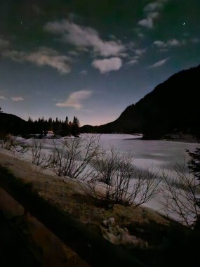 Dağ siluetleri ve karamsar gökyüzü ile dramatik alacakaranlık sahnesi. İyi akşamlar..