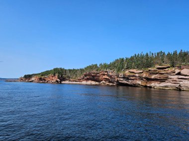 Sahil köyü sakin mavi sularla ormanlık kıyı şeridi boyunca yuva yapmış. Huzurlu bir sahil yaşamı sergileyen büyüleyici bir deniz topluluğu. Mükemmel turizm ve yaşam tarzı fotoğrafçılığı.
