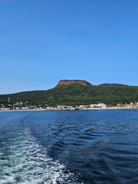 Mont Joli dağ kıyısı sakin sulardaki tekneden görülüyor. Manzaralı Quebec Dağı manzarası.