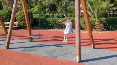 Güneşli bir günde, bir çocuk salıncakta sallanıyor. Çocuk, çocuk bahçesinde salıncakta sallanırken saf mutluluğu hisseder, çocukluğun kaygısız anlarında mutluluğu ifade eder..