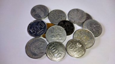 Beyaz arka planda Endonezya Rupiah paraları