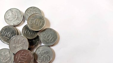 Beyaz arka planda Endonezya Rupiah paraları