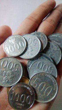 Beyaz arka planda Endonezya Rupiah paraları