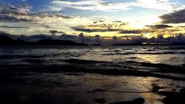 Denizin üzerinde güzel bir gün batımı