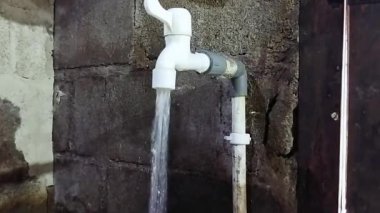 Su borusuyla yakın çekim bir boru.