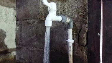 Duvardaki eski kirli su borusu.