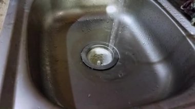 Lavaboda pis bir lavabo var.