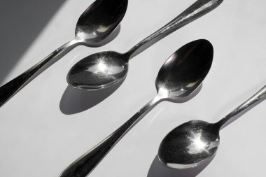 Beyaz arkaplanda kaşıklar, yakın plan, seçici odak