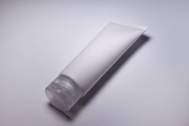 Beyaz arka planda boş beyaz kozmetik tüp. Cilt bakım ürünü