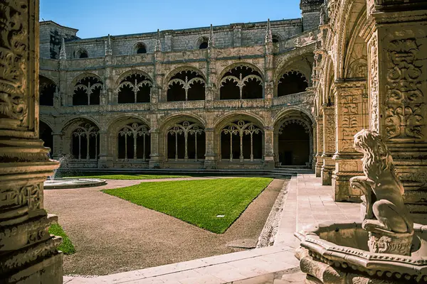 Lizbon, Portekiz, Mayıs 05, 2022: Jeronimos Manastırı veya Hieronymites Manastırı (Türkçe: 