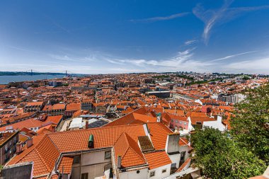 Lizbon, Portekiz, Mayıs 06, 2022: Saint George 's Castle veya Sao Jorge Castle, Portekiz' in başkentinde bulunan tarihi bir kaledir. Castle Hill 'in insan işgali en az 8. yüzyıla dayanıyor. En eski duvarlar M.Ö. 2. yüzyıldan kalma..