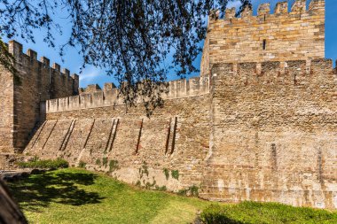 Lizbon, Portekiz, Mayıs 06, 2022: Saint George 's Castle veya Sao Jorge Castle, Portekiz' in başkentinde bulunan tarihi bir kaledir. Castle Hill 'in insan işgali en az 8. yüzyıla dayanıyor. En eski duvarlar M.Ö. 2. yüzyıldan kalma..