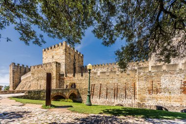 Lizbon, Portekiz, Mayıs 06, 2022: Saint George 's Castle veya Sao Jorge Castle, Portekiz' in başkentinde bulunan tarihi bir kaledir. Castle Hill 'in insan işgali en az 8. yüzyıla dayanıyor. En eski duvarlar M.Ö. 2. yüzyıldan kalma..