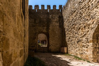 Lizbon, Portekiz, Mayıs 06, 2022: Saint George 's Castle veya Sao Jorge Castle, Portekiz' in başkentinde bulunan tarihi bir kaledir. Castle Hill 'in insan işgali en az 8. yüzyıla dayanıyor. En eski duvarlar M.Ö. 2. yüzyıldan kalma..