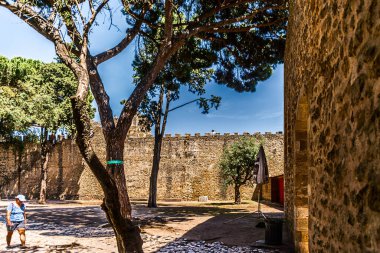 Lizbon, Portekiz, Mayıs 06, 2022: Saint George 's Castle veya Sao Jorge Castle, Portekiz' in başkentinde bulunan tarihi bir kaledir. Castle Hill 'in insan işgali en az 8. yüzyıla dayanıyor. En eski duvarlar M.Ö. 2. yüzyıldan kalma..