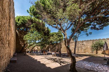 Lizbon, Portekiz, Mayıs 06, 2022: Saint George 's Castle veya Sao Jorge Castle, Portekiz' in başkentinde bulunan tarihi bir kaledir. Castle Hill 'in insan işgali en az 8. yüzyıla dayanıyor. En eski duvarlar M.Ö. 2. yüzyıldan kalma..