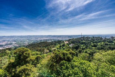 Sintra, Portekiz Mayıs-09-2022, Pena Sarayı: Pena Ulusal Sarayı. Şehrin tepelerini taçlandıran kutsal bir mücevher gibi. Mimarisi ve şekli gizem ve keşfi çağrıştırıyor..