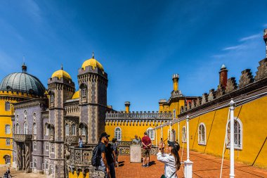 Sintra, Portekiz Mayıs-09-2022, Pena Sarayı: Pena Ulusal Sarayı. Şehrin tepelerini taçlandıran kutsal bir mücevher gibi. Mimarisi ve şekli gizem ve keşfi çağrıştırıyor..