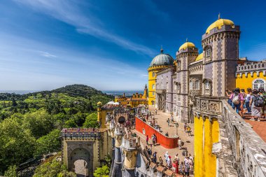 Sintra, Portekiz Mayıs-09-2022, Pena Sarayı: Pena Ulusal Sarayı. Şehrin tepelerini taçlandıran kutsal bir mücevher gibi. Mimarisi ve şekli gizem ve keşfi çağrıştırıyor..