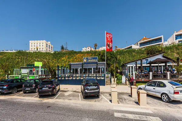 Mafya, Portekiz 10 Mayıs 2022: Mafya 'nın kıyıları, sörfçüler için güçlü dalgalarla, aileler için mükemmel kumlu plajlara kadar çeşitli plajlarıyla tanınıyor..