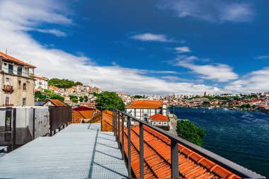 Porto, Portekiz 'in 18 Mayıs 2022 tarihinde Lizbon' dan sonra Portekiz 'in en büyük ikinci şehridir. Porto Bölgesi 'nin başkenti ve İber Yarımadası' nın en büyük kentsel alanlarından biridir..
