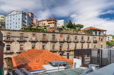 Porto, Portekiz 'in 18 Mayıs 2022 tarihinde Lizbon' dan sonra Portekiz 'in en büyük ikinci şehridir. Porto Bölgesi 'nin başkenti ve İber Yarımadası' nın en büyük kentsel alanlarından biridir..