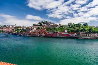 Porto, Portekiz 'in 18 Mayıs 2022 tarihinde Lizbon' dan sonra Portekiz 'in en büyük ikinci şehridir. Porto Bölgesi 'nin başkenti ve İber Yarımadası' nın en büyük kentsel alanlarından biridir..