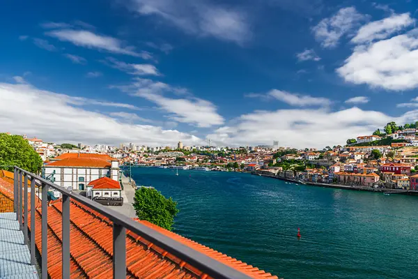 Porto, Portekiz 'in 18 Mayıs 2022 tarihinde Lizbon' dan sonra Portekiz 'in en büyük ikinci şehridir. Porto Bölgesi 'nin başkenti ve İber Yarımadası' nın en büyük kentsel alanlarından biridir..