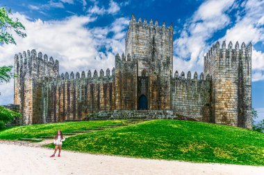 Guimaraes, Portekiz 16 Mayıs 2022: Kuzey Portekiz 'deki Guimares Kalesi, 10. yüzyılda Mumadona Dias' ın emriyle Moors ve Norsemen 'in saldırılarına karşı manastırı savunmak için inşa edildi..