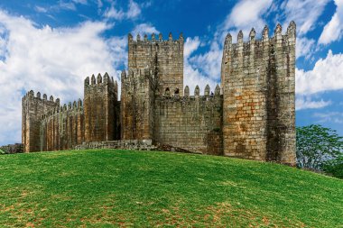 Guimaraes, Portekiz 16 Mayıs 2022: Kuzey Portekiz 'deki Guimares Kalesi, 10. yüzyılda Mumadona Dias' ın emriyle Moors ve Norsemen 'in saldırılarına karşı manastırı savunmak için inşa edildi..