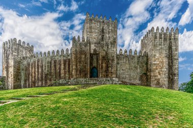 Guimaraes, Portekiz 16 Mayıs 2022: Kuzey Portekiz 'deki Guimares Kalesi, 10. yüzyılda Mumadona Dias' ın emriyle Moors ve Norsemen 'in saldırılarına karşı manastırı savunmak için inşa edildi..