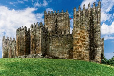 Guimaraes, Portekiz 16 Mayıs 2022: Kuzey Portekiz 'deki Guimares Kalesi, 10. yüzyılda Mumadona Dias' ın emriyle Moors ve Norsemen 'in saldırılarına karşı manastırı savunmak için inşa edildi..