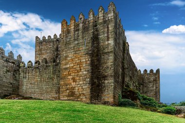 Guimaraes, Portekiz 16 Mayıs 2022: Kuzey Portekiz 'deki Guimares Kalesi, 10. yüzyılda Mumadona Dias' ın emriyle Moors ve Norsemen 'in saldırılarına karşı manastırı savunmak için inşa edildi..