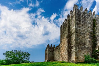 Guimaraes, Portekiz 16 Mayıs 2022: Kuzey Portekiz 'deki Guimares Kalesi, 10. yüzyılda Mumadona Dias' ın emriyle Moors ve Norsemen 'in saldırılarına karşı manastırı savunmak için inşa edildi..
