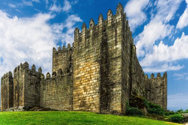 Guimaraes, Portekiz 16 Mayıs 2022: Kuzey Portekiz 'deki Guimares Kalesi, 10. yüzyılda Mumadona Dias' ın emriyle Moors ve Norsemen 'in saldırılarına karşı manastırı savunmak için inşa edildi..