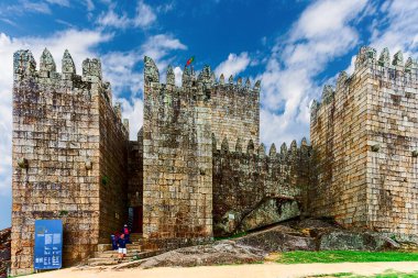 Guimaraes, Portekiz 16 Mayıs 2022: Kuzey Portekiz 'deki Guimares Kalesi, 10. yüzyılda Mumadona Dias' ın emriyle Moors ve Norsemen 'in saldırılarına karşı manastırı savunmak için inşa edildi..