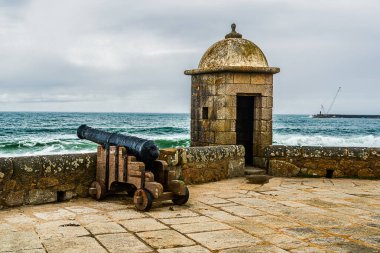 Porto, Portekiz 17 Mayıs 2022: Fort Sao Joao Baptista da Foz Douro nehrinin ağzında hakim bir konumda duruyor ve Porto şehrine nehir yoluyla ulaşımı denetliyor..