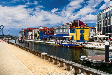 Aveiro, Portekiz 18 Mayıs 2022 'de büyüleyici kanalları, renkli moliceiro tekneleri ve canlı Art Nouveau mimarisi ile ünlendi.
