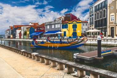Aveiro, Portekiz 18 Mayıs 2022 'de büyüleyici kanalları, renkli moliceiro tekneleri ve canlı Art Nouveau mimarisi ile ünlendi.