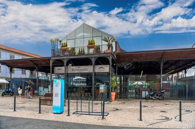 Aveiro, Portekiz 18 Mayıs 2022 'de büyüleyici kanalları, renkli moliceiro tekneleri ve canlı Art Nouveau mimarisi ile ünlendi.